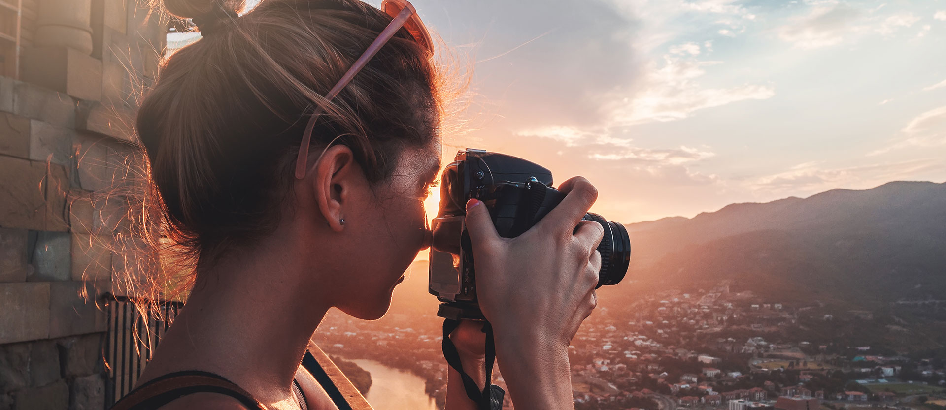 Frau fotografiert Stadt