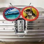 Digitaler Kofferanhänger mit Bild Zwei Kofferanhänger an Rimova Koffer