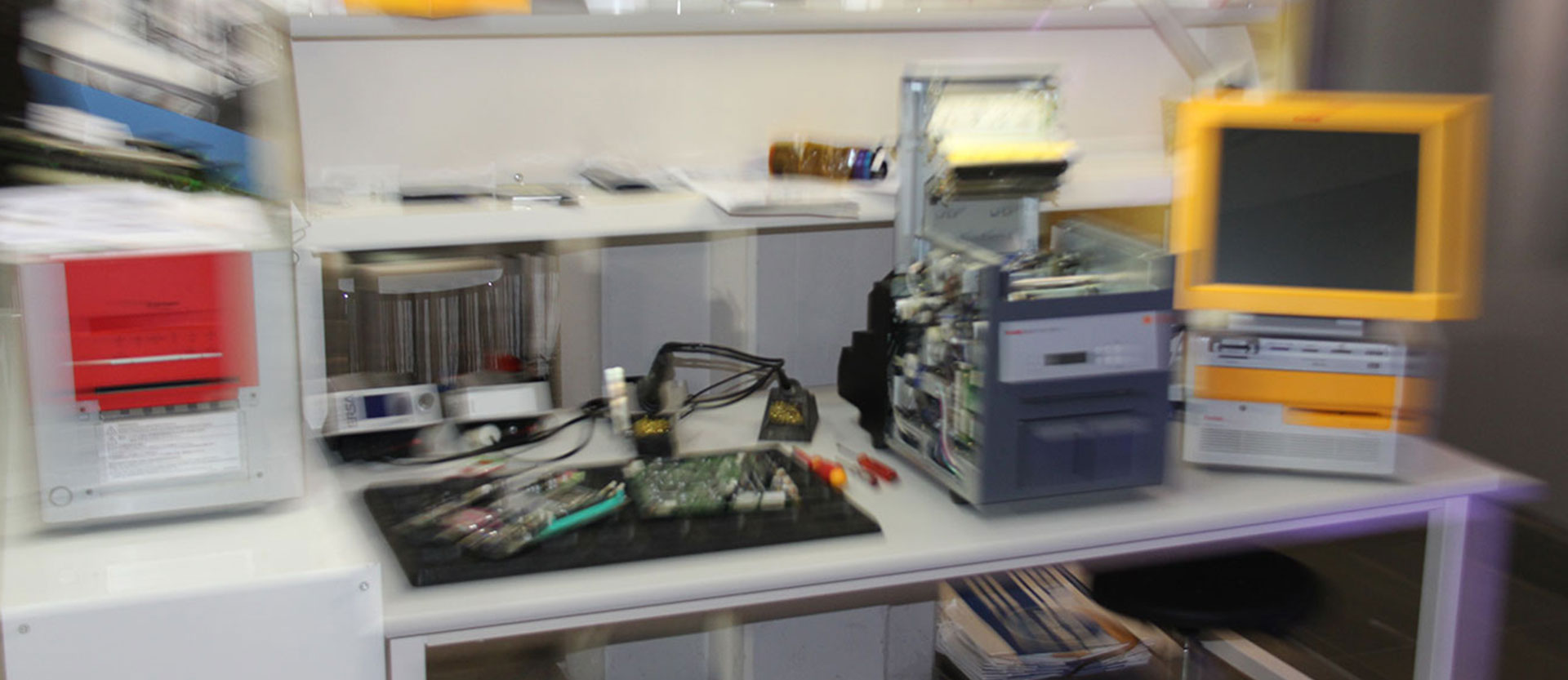 Printsystem und Bauteile in Werkstatt
